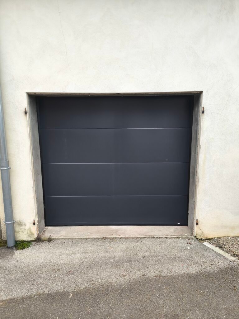 Porte de garage sectionnelle installee par DG Menuiserie